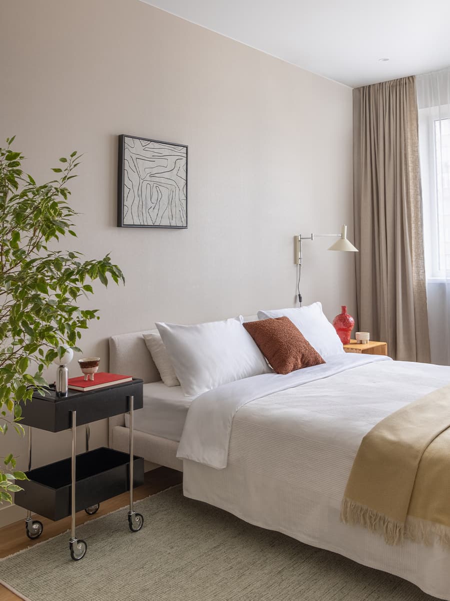 Акцентное искусство в теплом интерьере небольшой квартиры — проект бюро интерьеров 21°DESIGN