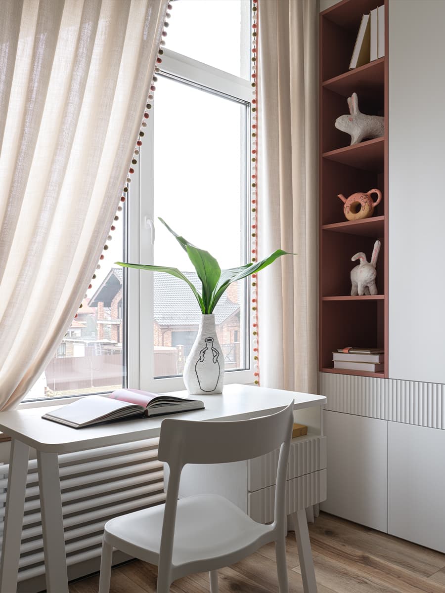 Кремовые оттенки и эффектный керамогранит в интерьере семейного коттеджа — проект студии DNK Design