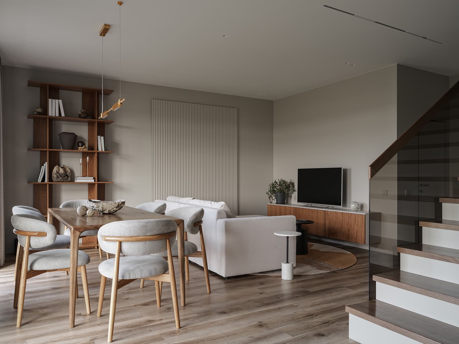 Кремовые оттенки и эффектный керамогранит в интерьере семейного коттеджа — проект студии DNK Design