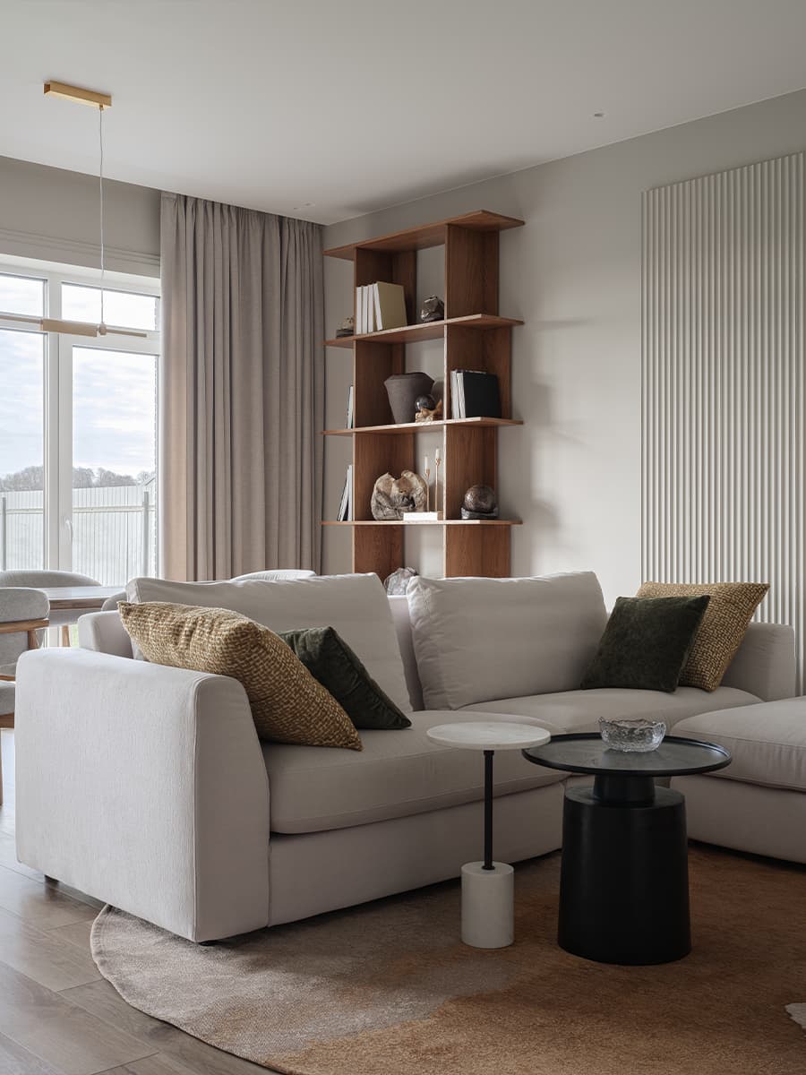 Кремовые оттенки и эффектный керамогранит в интерьере семейного коттеджа — проект студии DNK Design