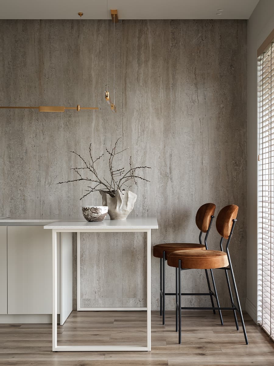 Кремовые оттенки и эффектный керамогранит в интерьере семейного коттеджа — проект студии DNK Design