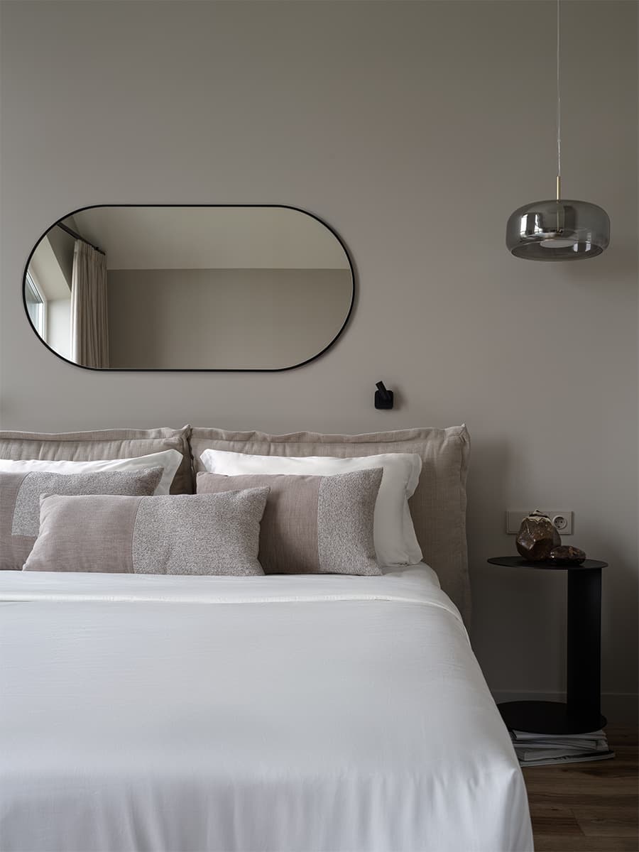 Кремовые оттенки и эффектный керамогранит в интерьере семейного коттеджа — проект студии DNK Design