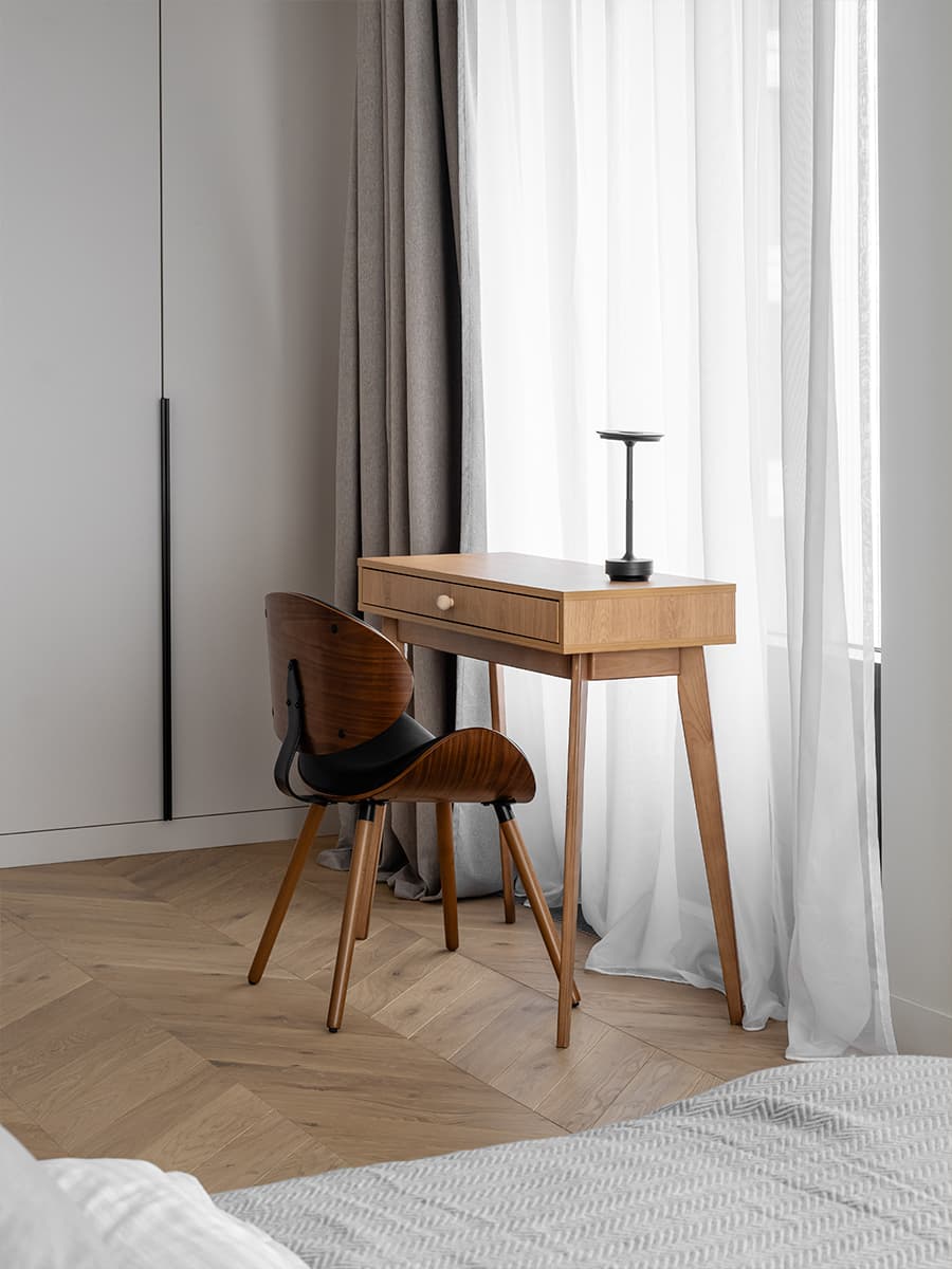 Двухуровневый остров в светлом интерьере квартиры для пары путешественников — проект Yuloo Studio