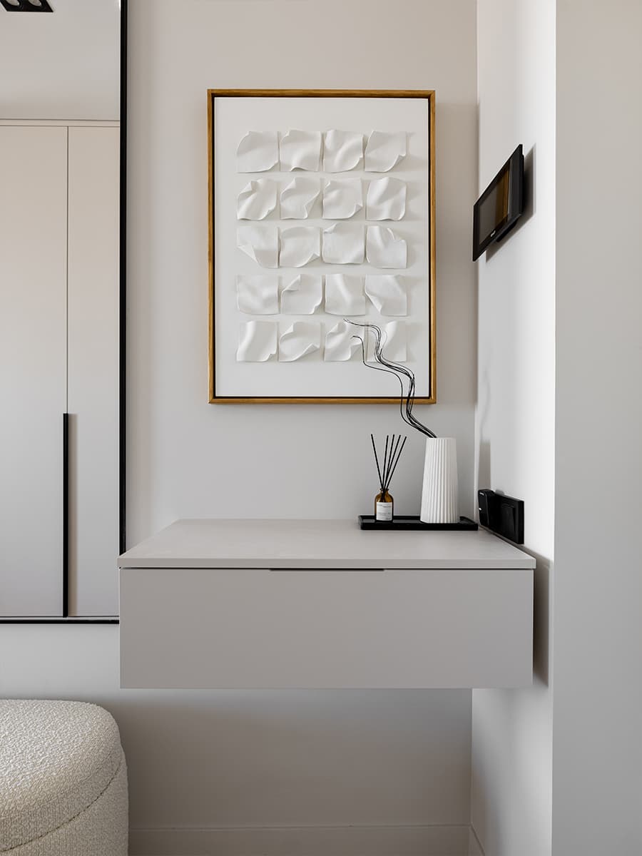 Двухуровневый остров в светлом интерьере квартиры для пары путешественников — проект Yuloo Studio