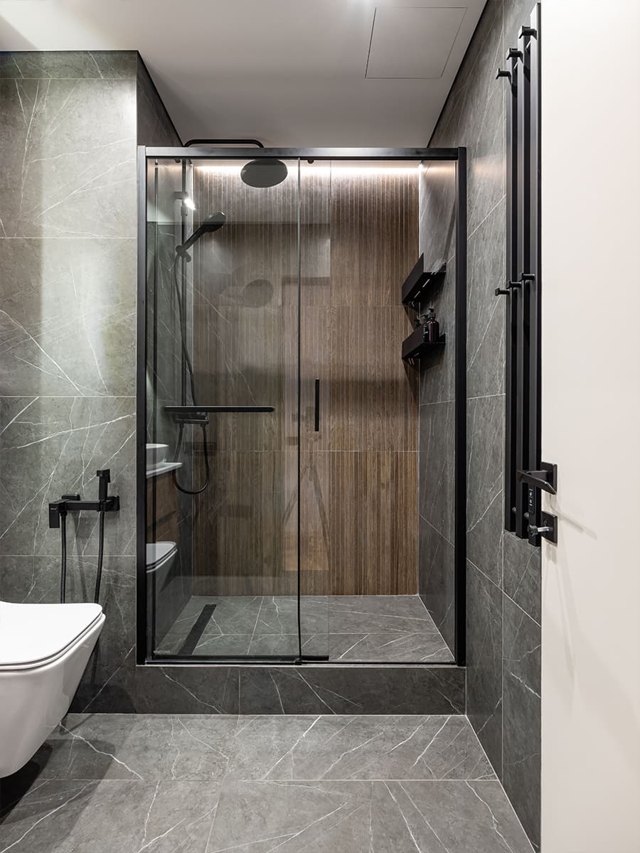 Двухуровневый остров в светлом интерьере квартиры для пары путешественников — проект Yuloo Studio