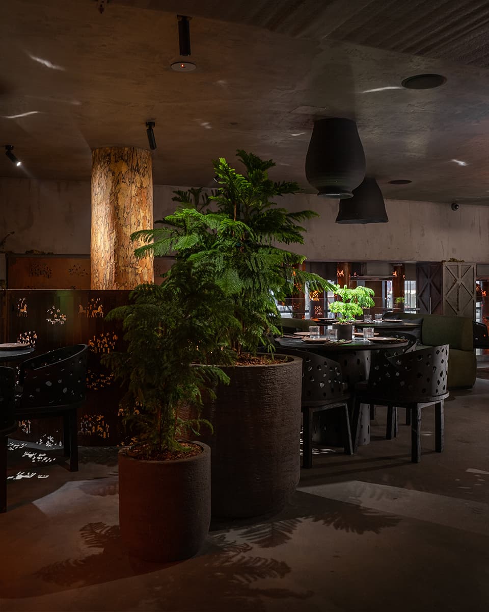 Интерьер московского ресторана, вдохновленный образом сказочного русского леса — проект бюро LEFTdesign