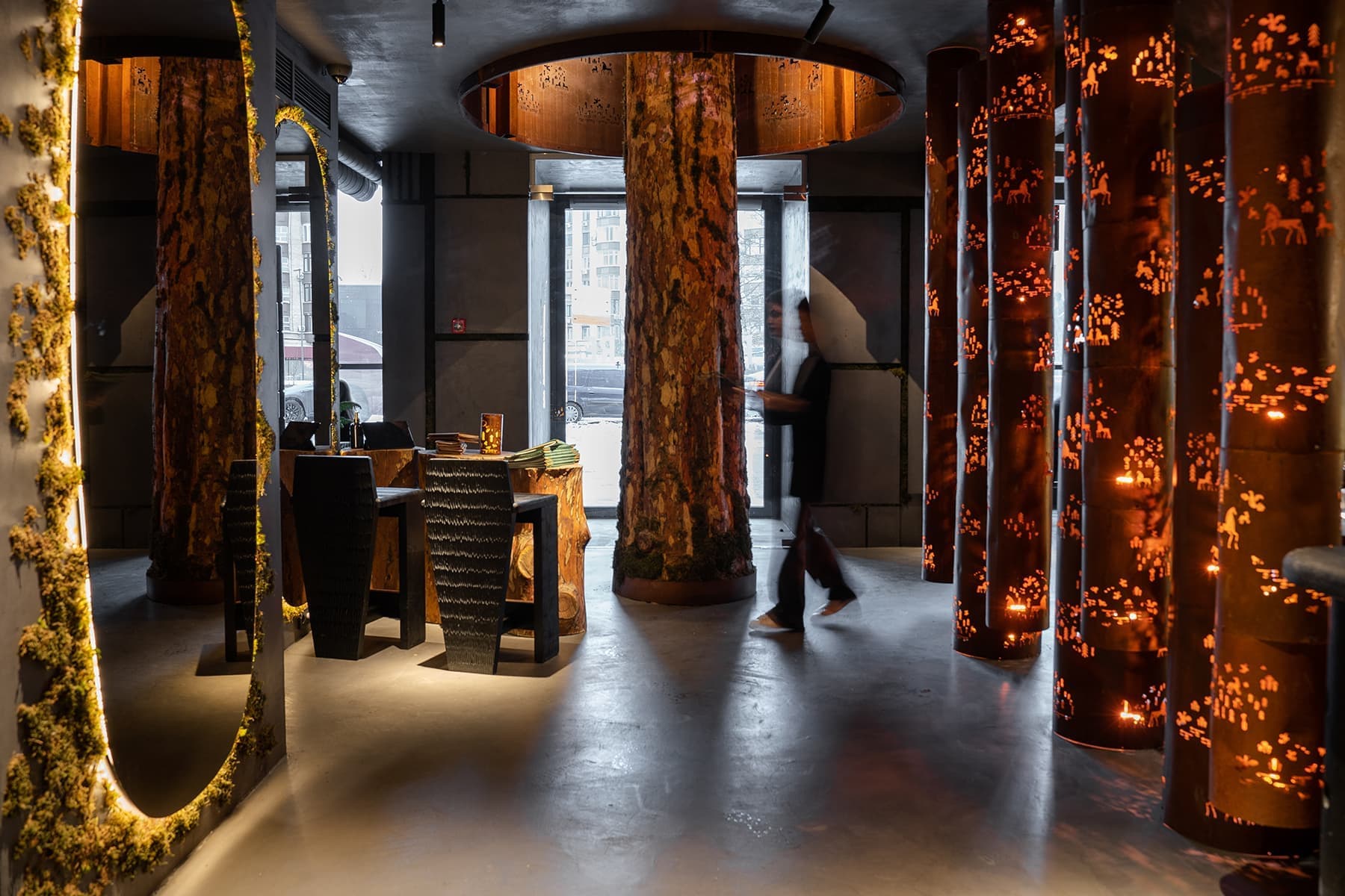 Интерьер московского ресторана, вдохновленный образом сказочного русского леса — проект бюро LEFTdesign