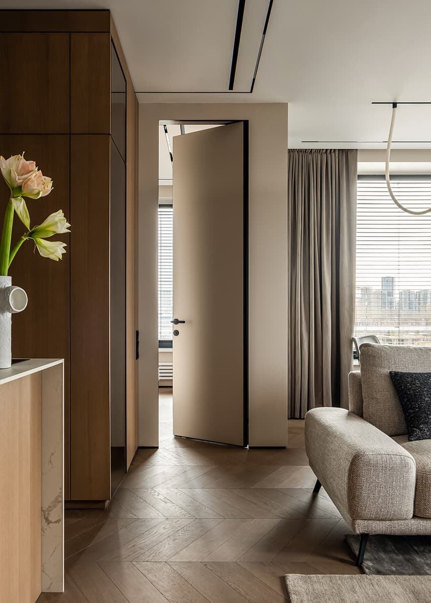 Сдержанный интерьер квартиры с необычной мягкой мебелью — проект cтудии дизайна интерьеров «TOP Interior»