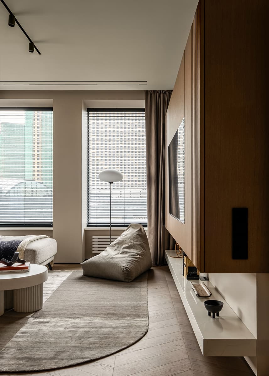 Сдержанный интерьер квартиры с необычной мягкой мебелью — проект cтудии дизайна интерьеров «TOP Interior»