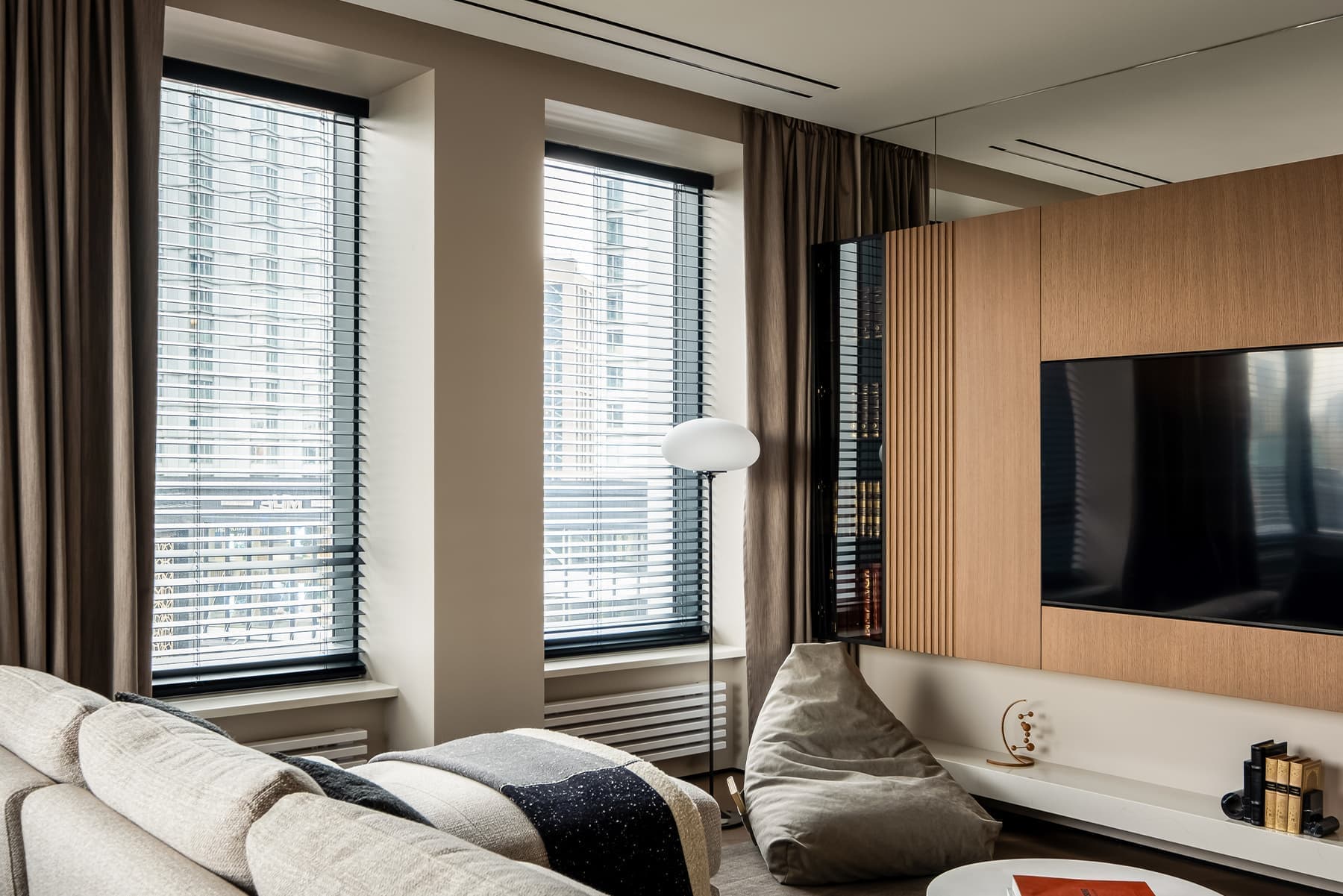 Сдержанный интерьер квартиры с необычной мягкой мебелью — проект cтудии дизайна интерьеров «TOP Interior»