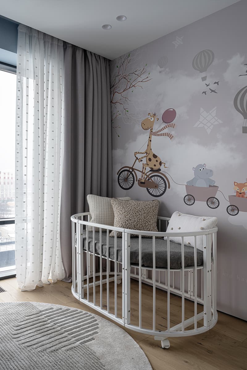 Акцентная глянцевая кухня и нежная детская в интерьере небольшой квартиры — проект Анны и Дмитрия Коробко