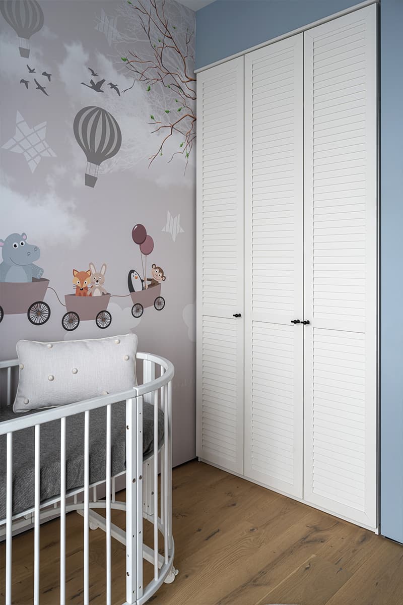 Акцентная глянцевая кухня и нежная детская в интерьере небольшой квартиры — проект Анны и Дмитрия Коробко