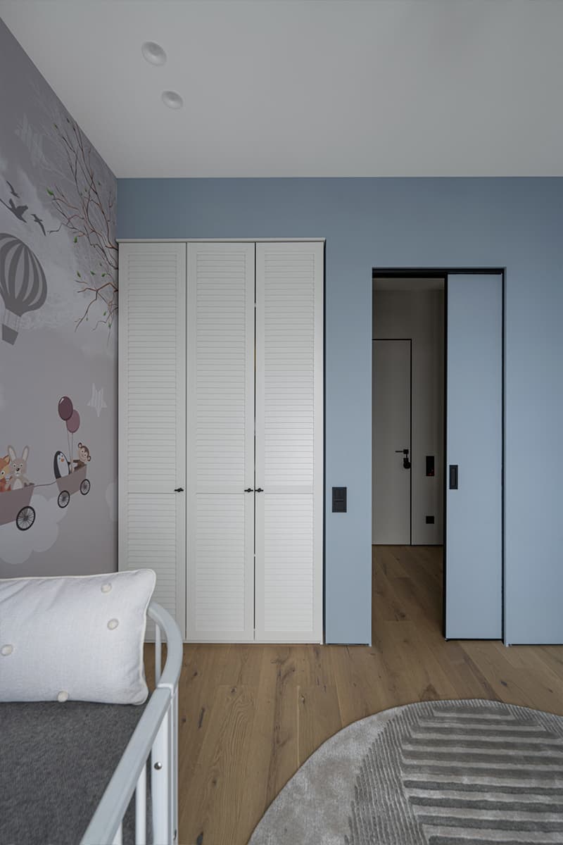 Акцентная глянцевая кухня и нежная детская в интерьере небольшой квартиры — проект Анны и Дмитрия Коробко