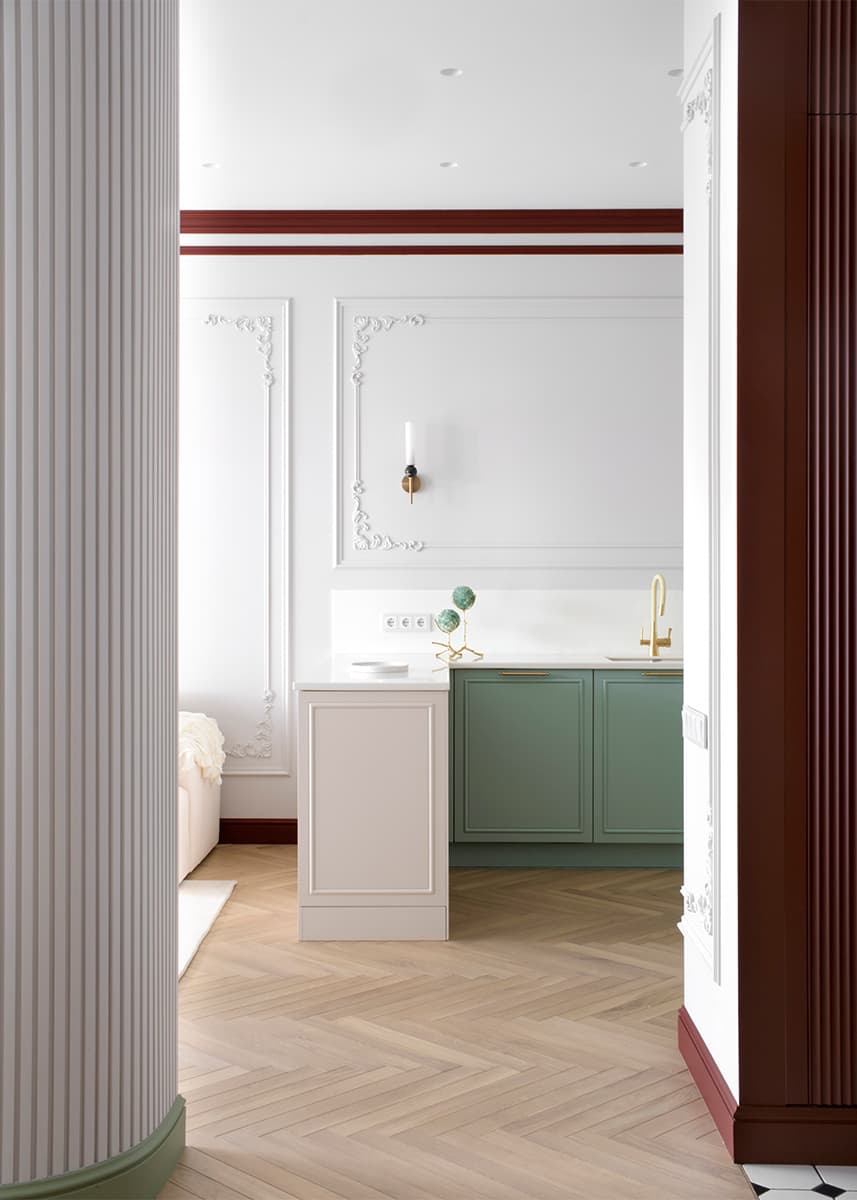 Умиротворяющий интерьер квартиры с акцентным санузлом и цветными молдингами — проект студии Pinterios