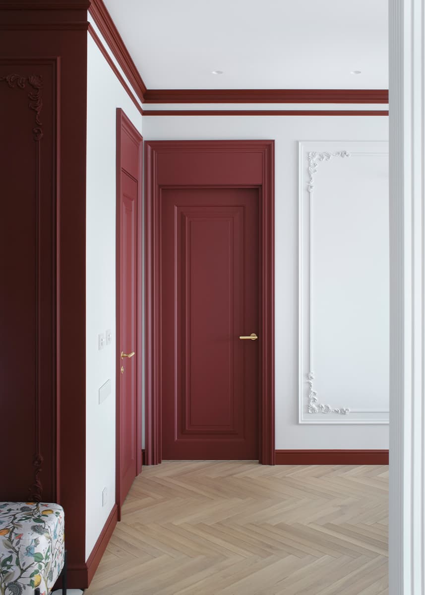 Умиротворяющий интерьер квартиры с акцентным санузлом и цветными молдингами — проект студии Pinterios