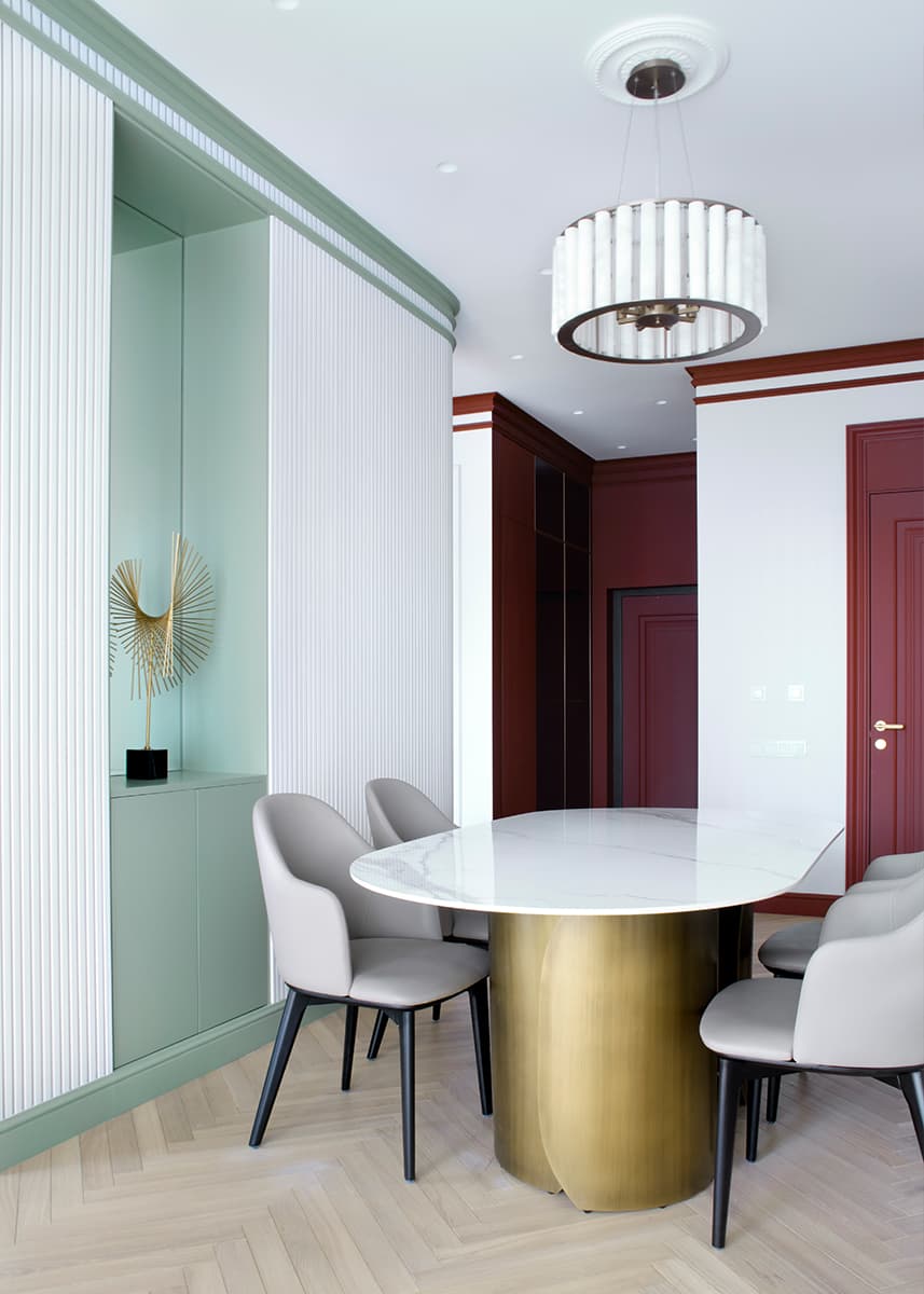 Умиротворяющий интерьер квартиры с акцентным санузлом и цветными молдингами — проект студии Pinterios