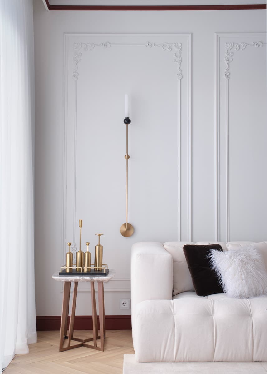 Умиротворяющий интерьер квартиры с акцентным санузлом и цветными молдингами — проект студии Pinterios