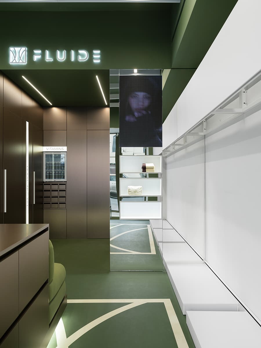 Переосмысление эстетики теннисных кортов в интерьере магазина спортивной одежды — проект Александры Бурмистровой