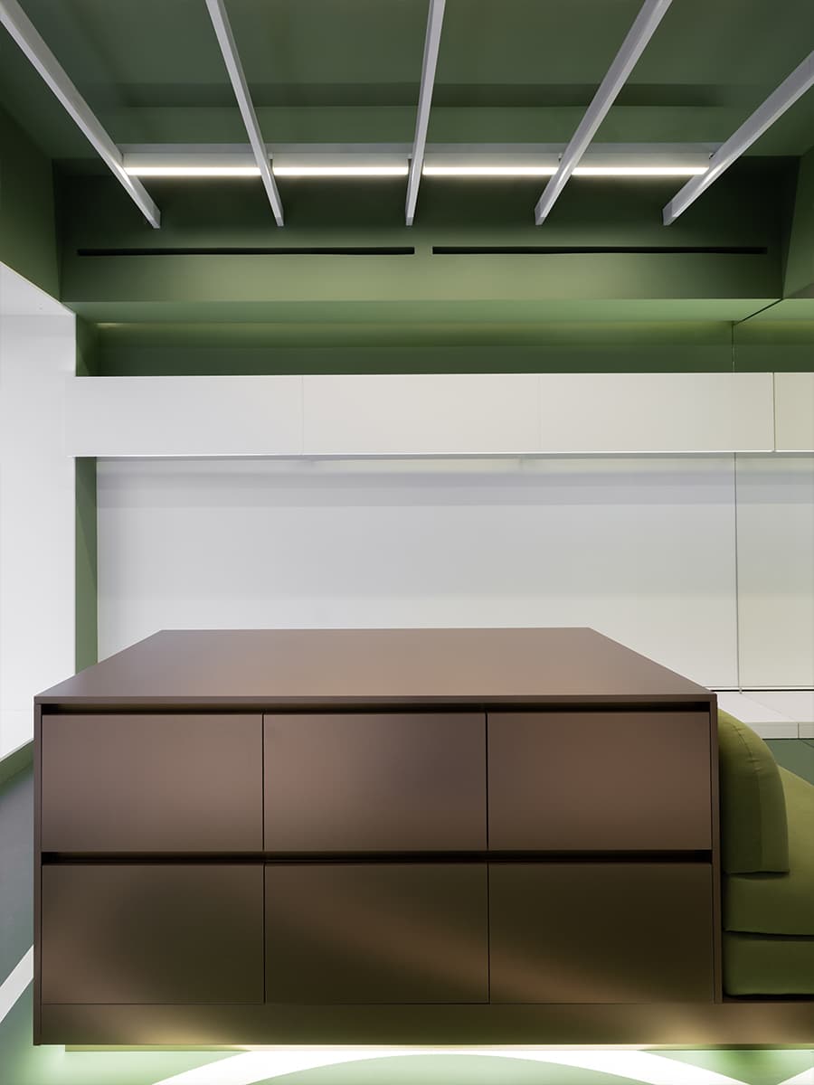 Переосмысление эстетики теннисных кортов в интерьере магазина спортивной одежды — проект Александры Бурмистровой