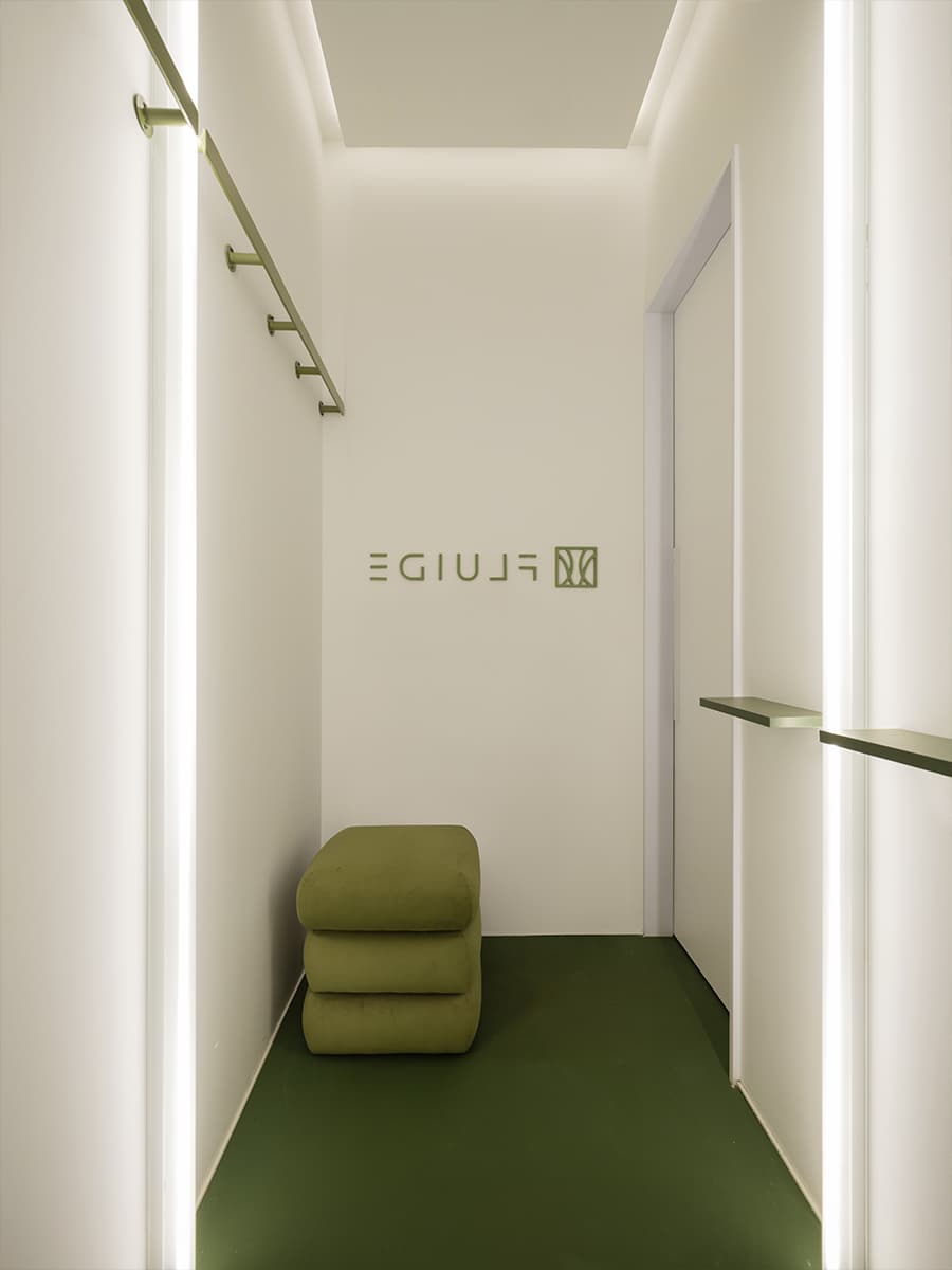 Переосмысление эстетики теннисных кортов в интерьере магазина спортивной одежды — проект Александры Бурмистровой