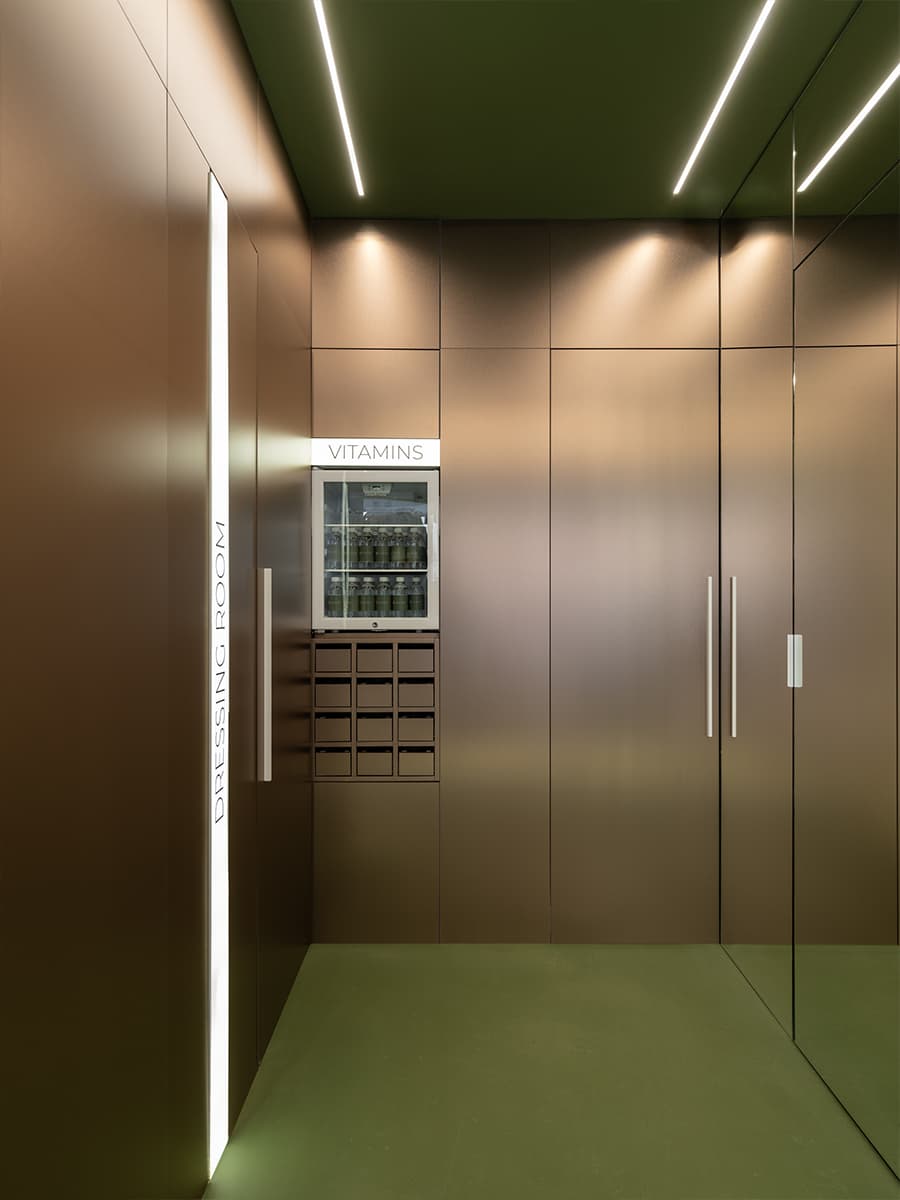 Переосмысление эстетики теннисных кортов в интерьере магазина спортивной одежды — проект Александры Бурмистровой