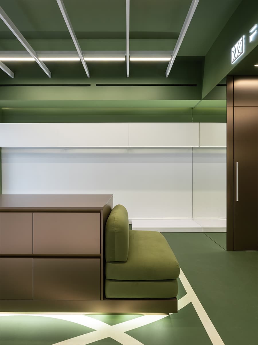 Переосмысление эстетики теннисных кортов в интерьере магазина спортивной одежды — проект Александры Бурмистровой