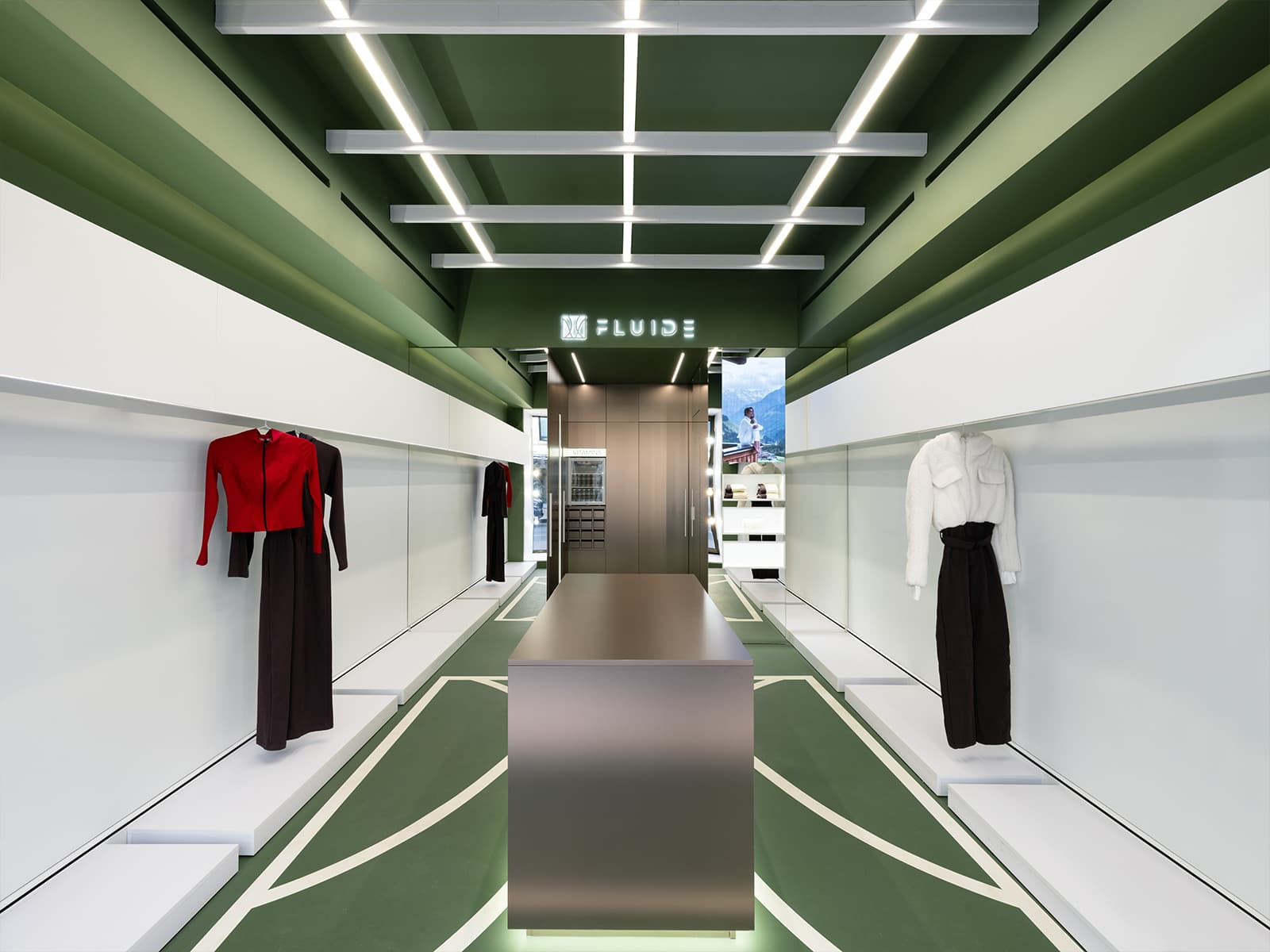 Переосмысление эстетики теннисных кортов в интерьере магазина спортивной одежды — проект Александры Бурмистровой