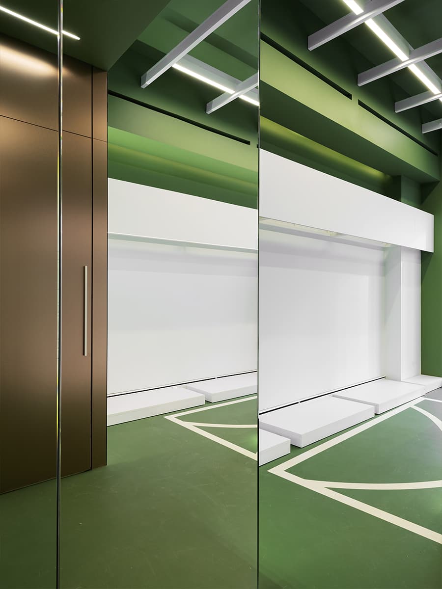 Переосмысление эстетики теннисных кортов в интерьере магазина спортивной одежды — проект Александры Бурмистровой w3