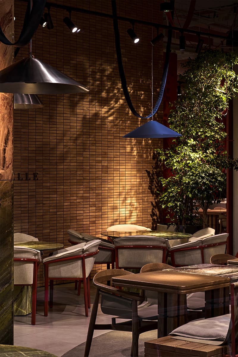 Оазис среди небоскребов: природный интерьер ресторана с игровой зоной — проект DA bureau