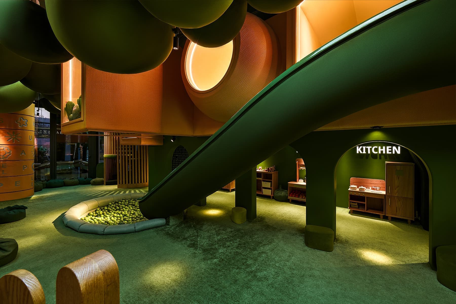 Оазис среди небоскребов: природный интерьер ресторана с игровой зоной — проект DA bureau