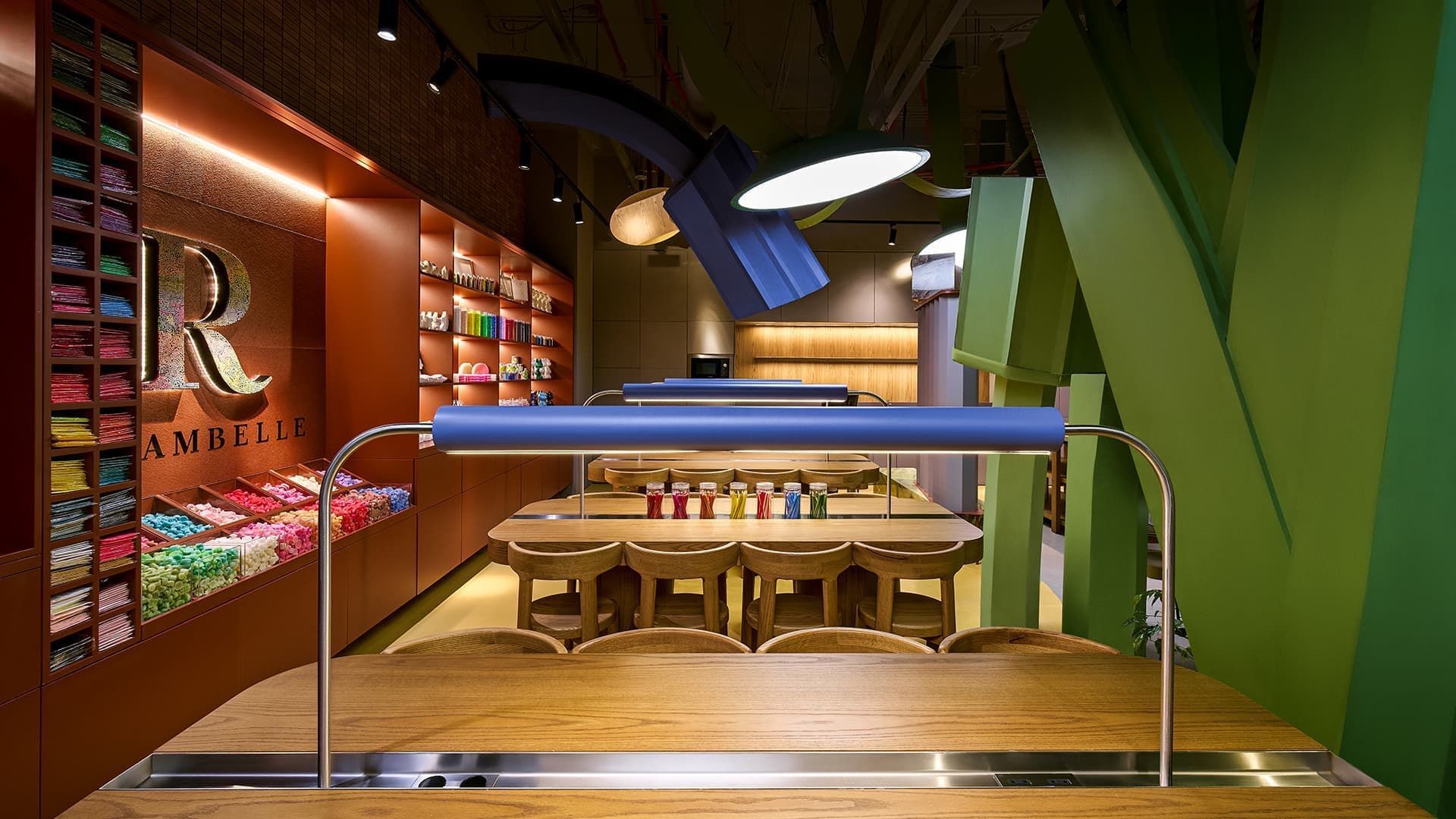 Оазис среди небоскребов: природный интерьер ресторана с игровой зоной — проект DA bureau w3