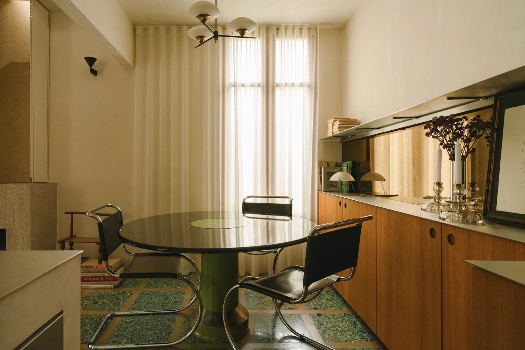 Тонкая материальность в интерьере небольшого парижского коттеджа — проект бюро Geiger & Hijlkema