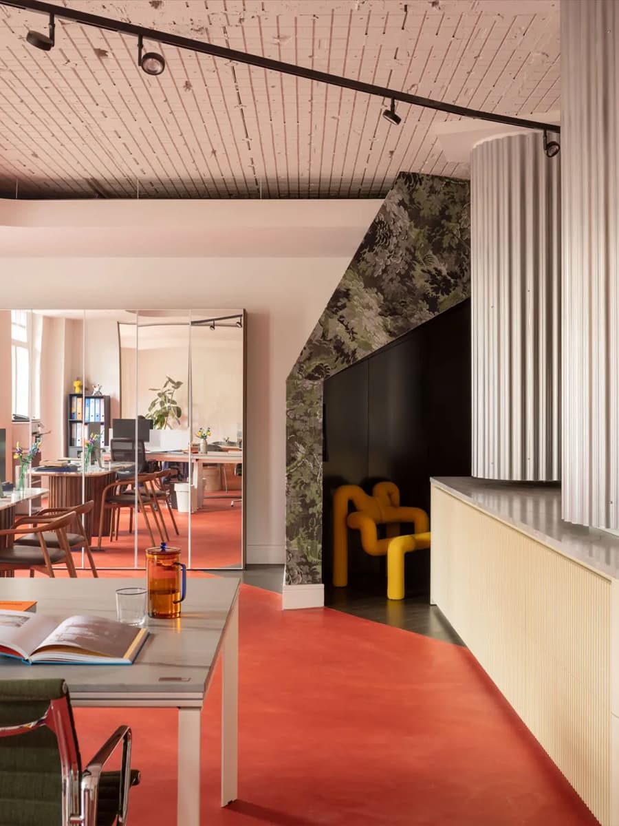 Эклектичный микс цветов и материалов в интерьере офиса дизайн-студии — проект Tabula Studio