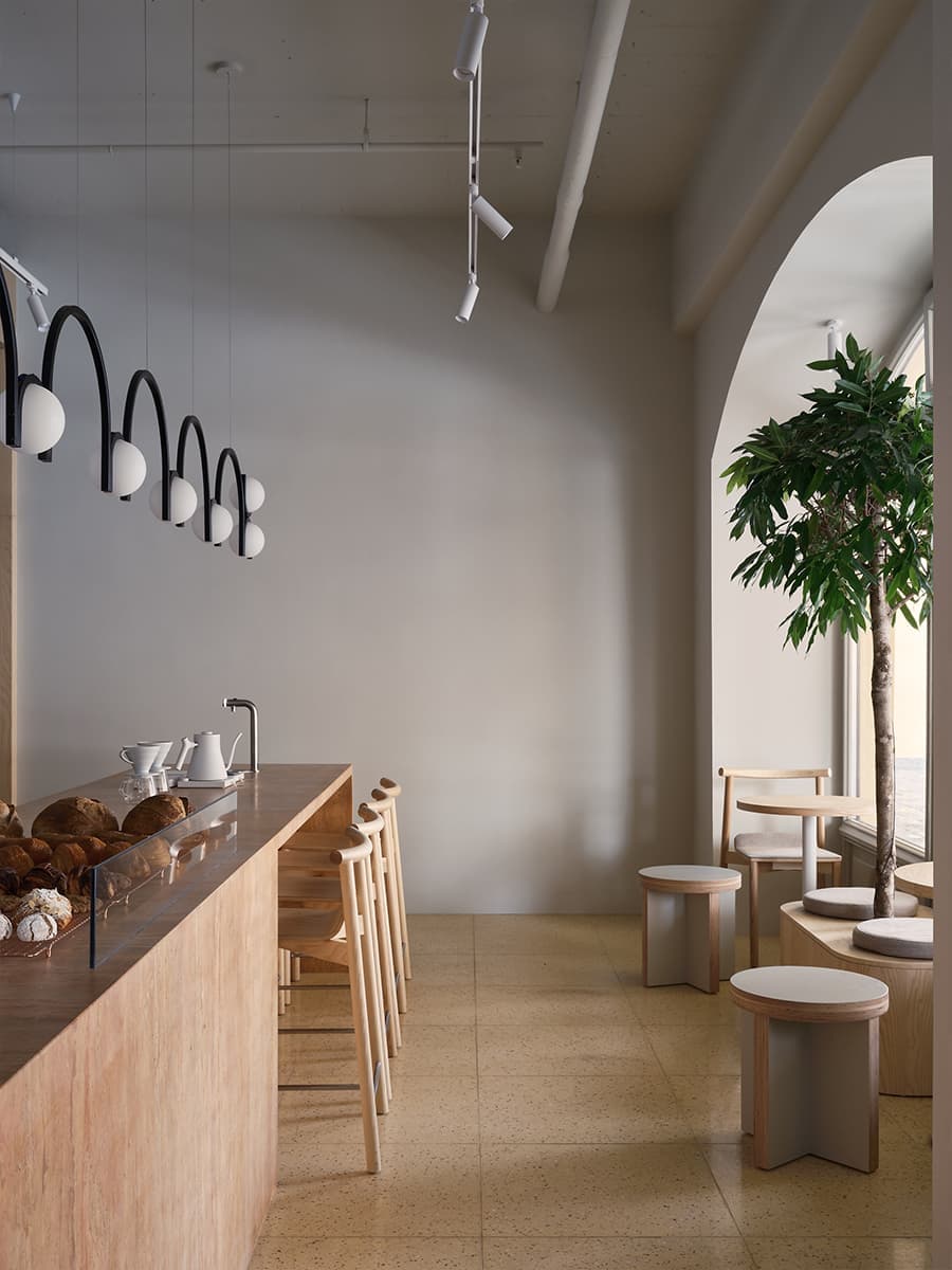 Авторские светильники и внимание к деталям в интерьере петербургской кофейни — проект Le Atelier w3