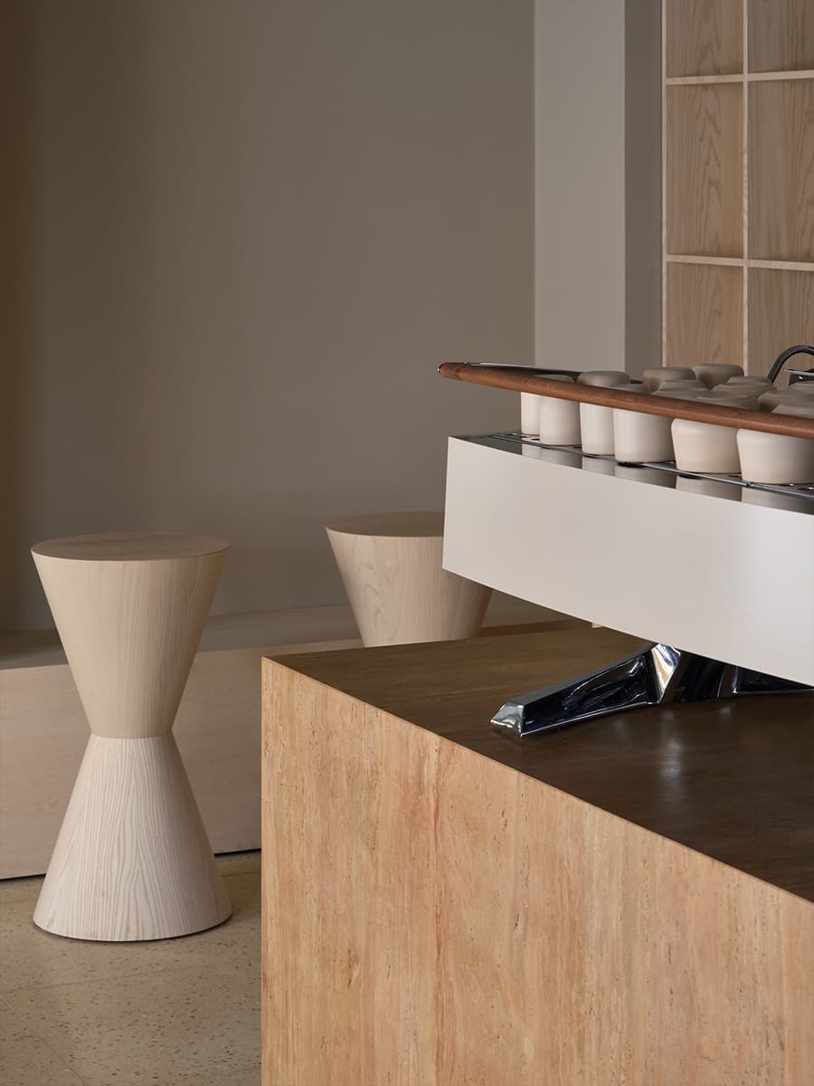 Авторские светильники и внимание к деталям в интерьере петербургской кофейни — проект Le Atelier