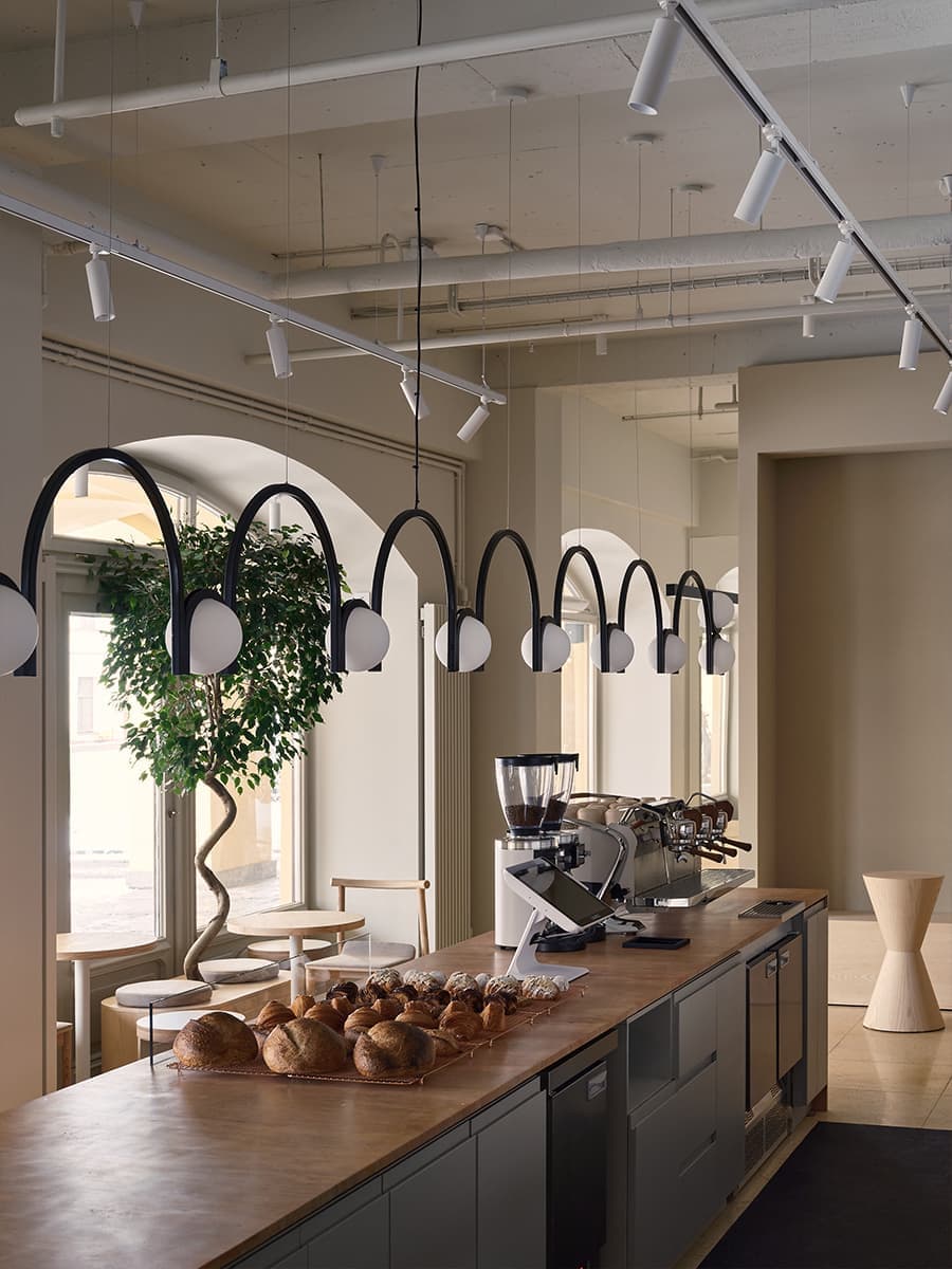 Авторские светильники и внимание к деталям в интерьере петербургской кофейни — проект Le Atelier