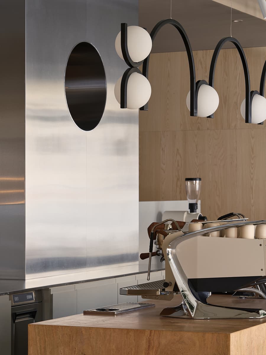 Авторские светильники и внимание к деталям в интерьере петербургской кофейни — проект Le Atelier w3