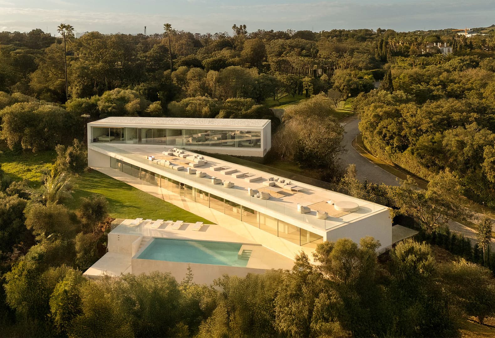 Fran Silvestre Arquitectos построили виллу со смотровой террасой на южном побережье Испании