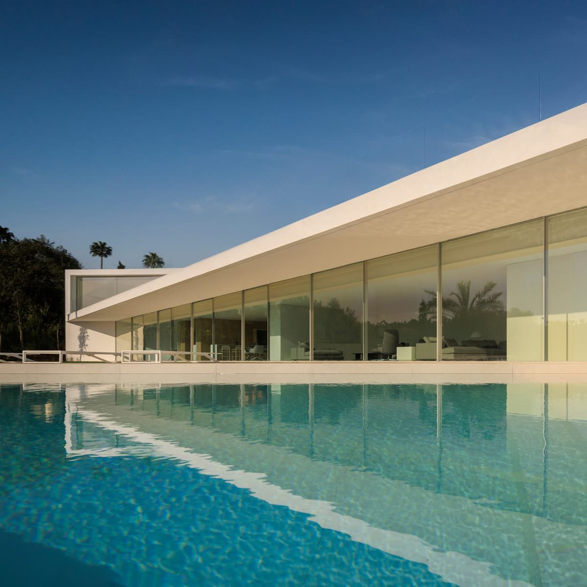 Fran Silvestre Arquitectos построили виллу со смотровой террасой на южном побережье Испании