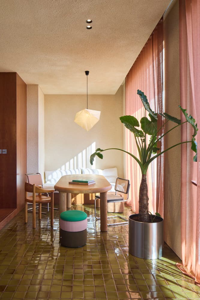 Обилие текстур и особое настроение в каждом помещении квартиры — проект бюро BONE