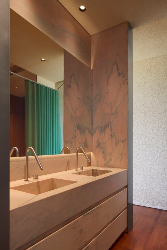 Обилие текстур и особое настроение в каждом помещении квартиры — проект бюро BONE