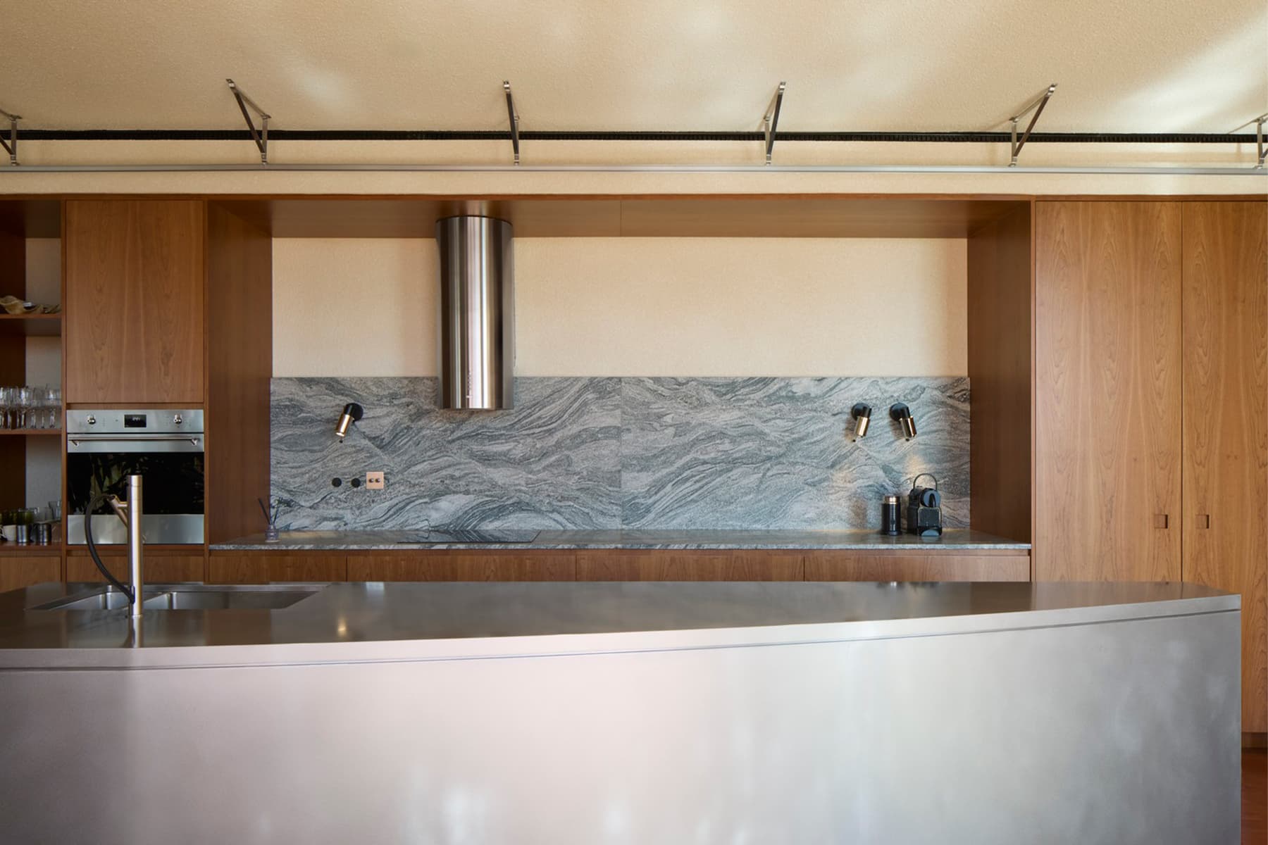 Обилие текстур и особое настроение в каждом помещении квартиры — проект бюро BONE