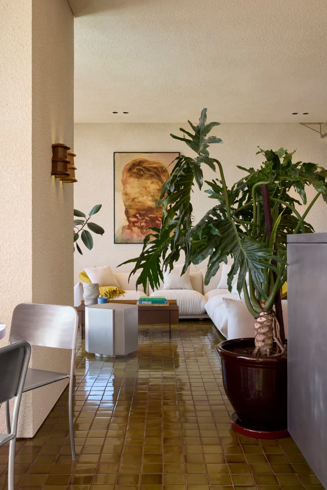 Обилие текстур и особое настроение в каждом помещении квартиры — проект бюро BONE