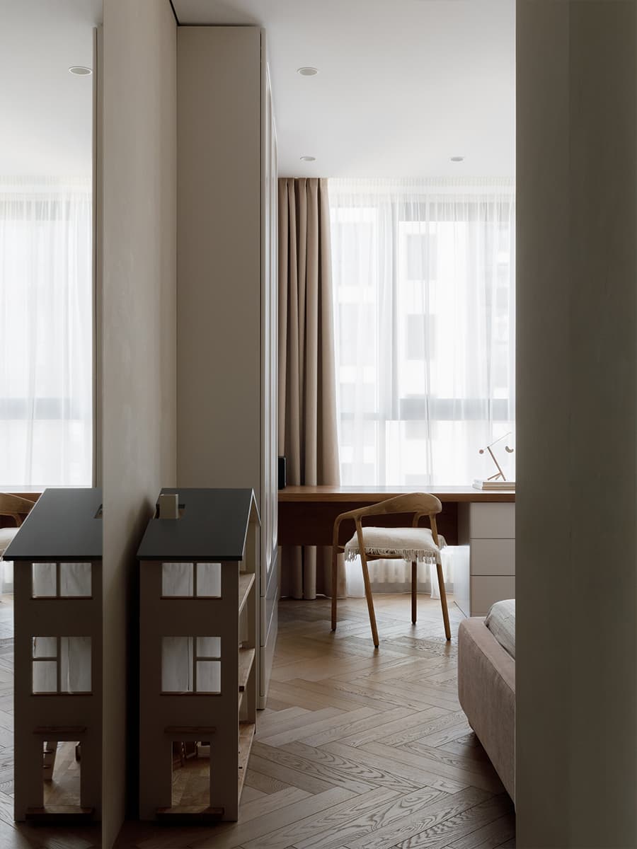 Детали из древесины и обволакивающая отделка в залитом светом интерьере — проект студии STARIKOVA.ARCHITECTS