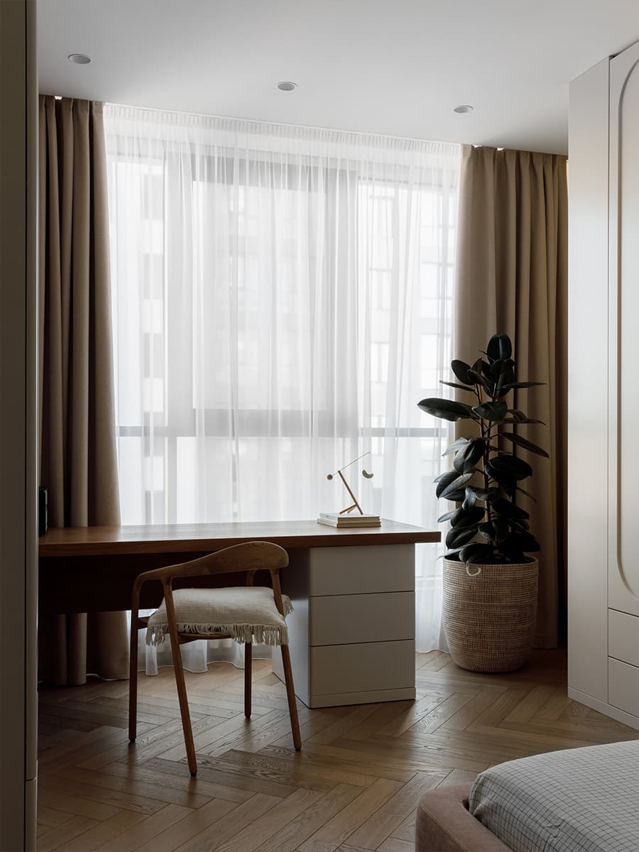 Детали из древесины и обволакивающая отделка в залитом светом интерьере — проект студии STARIKOVA.ARCHITECTS