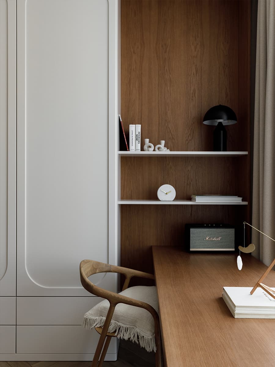 Детали из древесины и обволакивающая отделка в залитом светом интерьере — проект студии STARIKOVA.ARCHITECTS