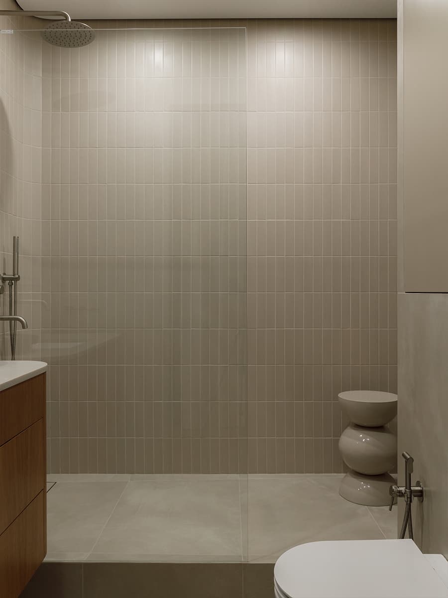 Детали из древесины и обволакивающая отделка в залитом светом интерьере — проект студии STARIKOVA.ARCHITECTS