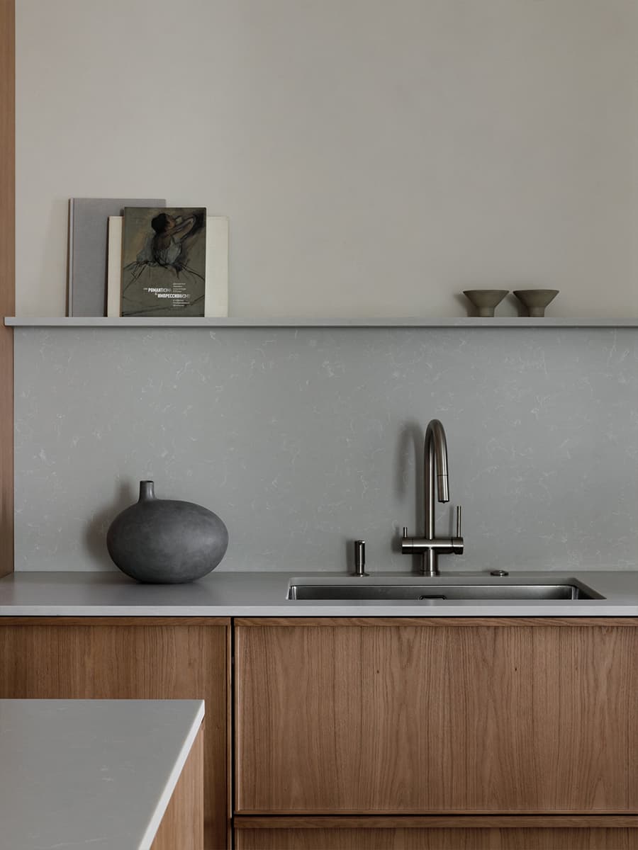 Детали из древесины и обволакивающая отделка в залитом светом интерьере — проект студии STARIKOVA.ARCHITECTS