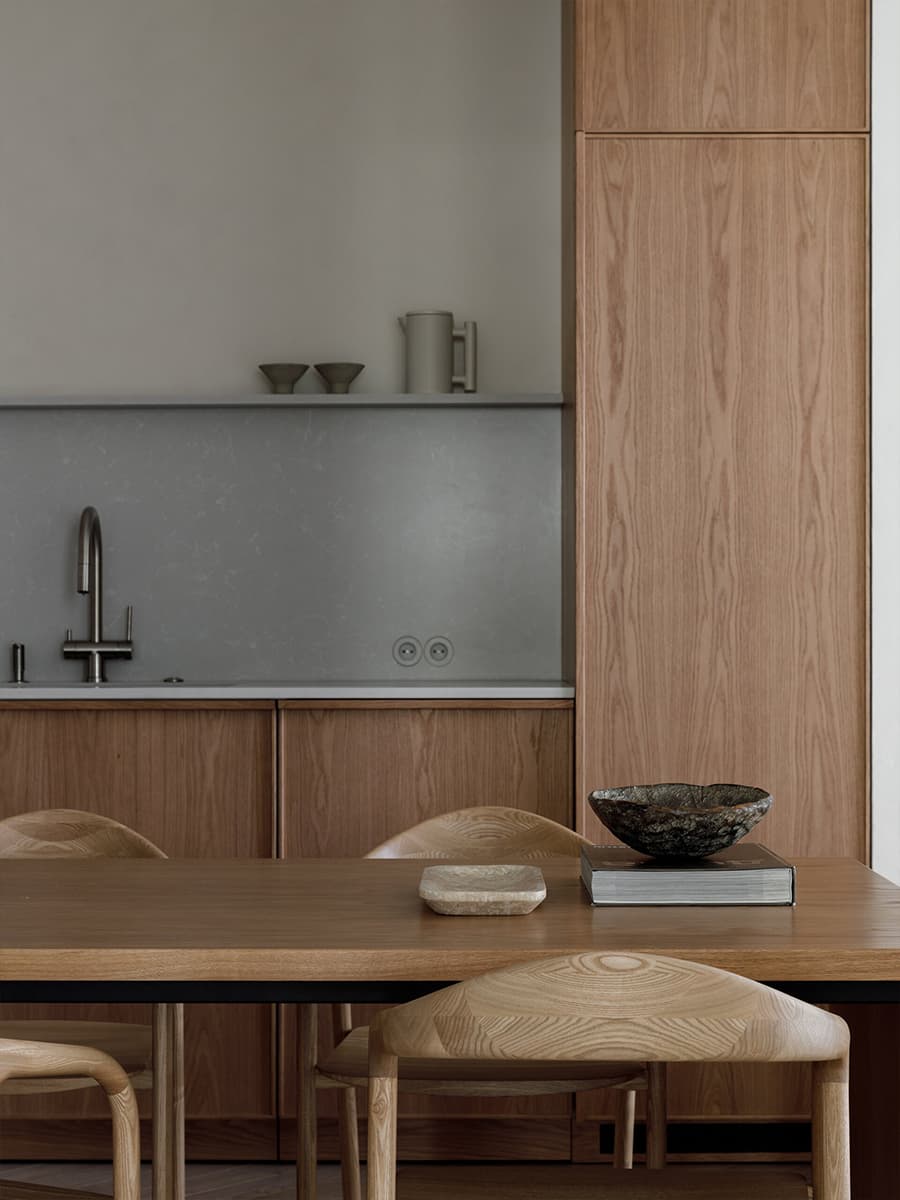 Детали из древесины и обволакивающая отделка в залитом светом интерьере — проект студии STARIKOVA.ARCHITECTS