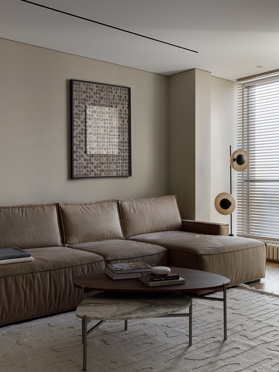 Детали из древесины и обволакивающая отделка в залитом светом интерьере — проект студии STARIKOVA.ARCHITECTS